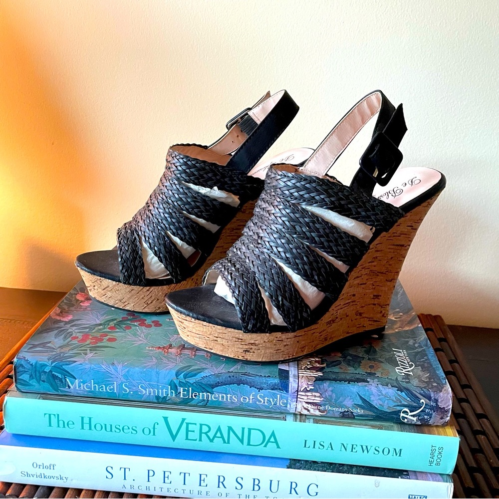 🖤Adorable Strappy Black Summer Platform Wedges🖤